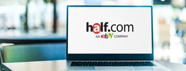 Poznan Pol 2020年9月23日 販売者が固定価格で販売するためのアイテムを提供している電子商取引ウェブサイトであるHalf ComのロゴとEbayの子会社を表示するラップトップコンピュータ — ストック写真