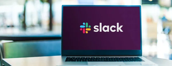 Poznan Pol Sep 2020 Computadora Portátil Que Muestra Logotipo Slack — Foto de Stock