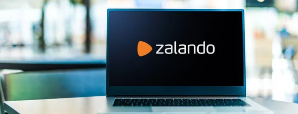 Poznan Pol Sep 2020 Портативный Компьютер Логотипом Zalando Европейской Компании — стоковое фото