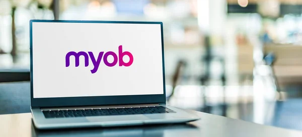 Poznan Pol Nov 2020 展示Myob标志的笔记本电脑 Myob是一家向中小企业提供税务 会计和其他商业服务软件的澳大利亚公司 — 图库照片