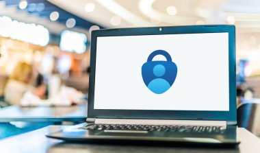 POZNAN, POL - NOV 20, 2021: Microsoft Authenticator 'un logosu, İki Adım Doğrulama işlemi sırasında kullanılan zaman tabanlı kodlar üreten çok katmanlı bir uygulama