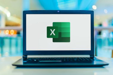 POZNAN, POL - 18 Şubat 2020: Microsoft Excel 'in dizüstü bilgisayarı, Windows, MacOS, Android ve iOS için Microsoft tarafından geliştirilen bir hesap tablosu