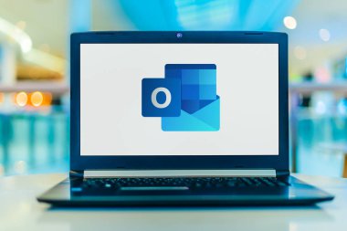 POZNAN, POL - 18 Şubat 2020: Microsoft tarafından geliştirilen Office aile yazılımı ve hizmetlerinin bir parçası olan Microsoft Outlook programının logosunu gösteren dizüstü bilgisayar