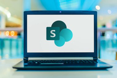 POZNAN, POL - 18 Şubat 2020: SharePoint 'in dizüstü bilgisayar görüntüleme logosu, Microsoft tarafından geliştirilen Office aile yazılımı ve hizmetlerinin bir parçasıdır.