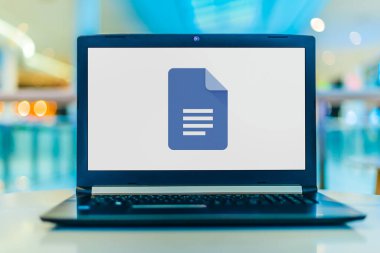 POZNAN, POL - 6 Mayıs 2020: Google tarafından geliştirilen bir kelime işlemcisi olan Google Docs 'un logosunu gösteren dizüstü bilgisayar