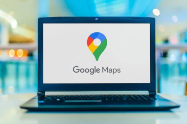 POZNAN, POL - 6 Mayıs 2020: Google Maps 'in logosunu gösteren dizüstü bilgisayar, Google tarafından geliştirilen bir ağ haritalama hizmeti
