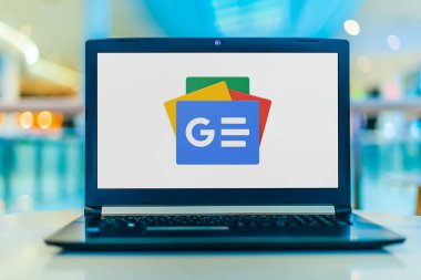 POZNAN, POL - 6 Mayıs 2020: Google tarafından geliştirilen bir haber toplayıcı uygulaması olan Google News 'un logosunu gösteren dizüstü bilgisayar