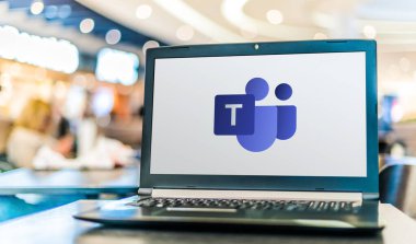 POZNAN, POL - APR 28, 2020: Microsoft ekiplerinin logosunu gösteren dizüstü bilgisayar, birleşik bir iletişim ve işbirliği platformu
