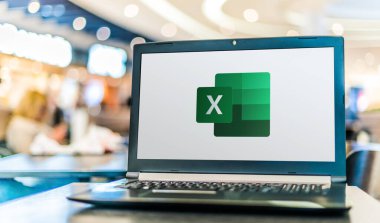 POZNAN, POL - APR 28, 2020: Microsoft Excel 'in laptop görüntüleme logosu, Microsoft tarafından Windows, MacOS, Android ve iOS için geliştirilen bir hesap tablosu