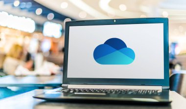 POZNAN, POL - APR 28, 2020: Microsoft tarafından işletilen bir dosya sunucu servisi ve eşzamanlama servisi olan Microsoft OneDrive 'ın logosunu gösteren dizüstü bilgisayar