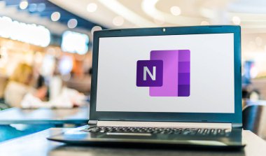 POZNAN, POL - APR 28, 2020: Microsoft tarafından geliştirilen Office aile yazılımı ve hizmetlerinin bir parçası olan Microsoft OneNote programının logosunu gösteren dizüstü bilgisayar