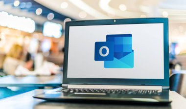 POZNAN, POL - APR 28, 2020: Microsoft tarafından geliştirilen Office aile yazılımı ve hizmetlerinin bir parçası olan Microsoft Outlook programının logosunu gösteren dizüstü bilgisayar