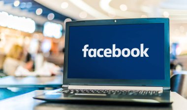POZNAN, POL - APR 28, 2020: Facebook 'un logosunu gösteren dizüstü bilgisayar, Menlo Park, Kaliforniya merkezli bir Amerikan çevrimiçi sosyal medya ve sosyal ağ hizmeti şirketi