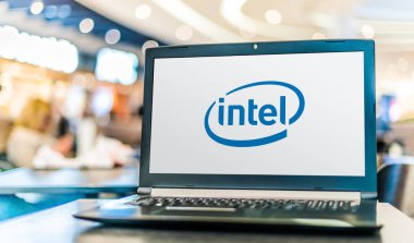 POZNAN, POL - APR 28, 2020: Merkezi Santa Clara, Kaliforniya 'da bulunan çok uluslu Amerikan şirket ve teknoloji şirketi Intel' in logosunu gösteren dizüstü bilgisayar