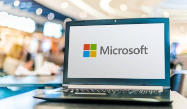 POZNAN, POL - APR 28, 2020: Microsoft 'un logosunu gösteren dizüstü bilgisayar, Redmond, Washington' da merkezi olan çok uluslu bir Amerikan teknoloji şirketi.