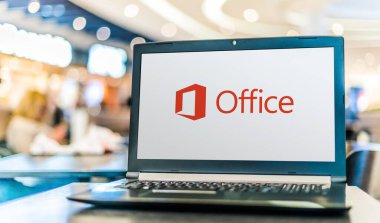 POZNAN, POL - APR 28, 2020: Microsoft Office 'in bir bilgisayar amblemi, bir müşteri yazılımı, sunucu yazılımı ve Microsoft tarafından geliştirilen hizmetler