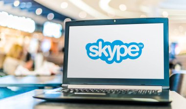 POZNAN, POL - APR 28, 2020: Skype logosu gösteren dizüstü bilgisayar, bilgisayarlar, tabletler, mobil cihazlar arasında görüntülü konuşma ve sesli arama sağlamada uzmanlaşmış uygulama.