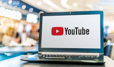 POZNAN, POL - APR 28, 2020: Merkezi San Bruno, Kaliforniya 'da bulunan bir video paylaşım sitesi olan YouTube' un logosunu gösteren dizüstü bilgisayar. Google 'ın yan kuruluşları olarak çalışır.