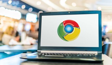POZNAN, POL - 15 Mayıs 2020: Google Chrome 'un laptop görüntüleme logosu, Google tarafından geliştirilen çapraz platform web tarayıcısı
