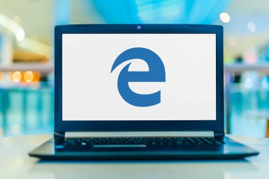 POZNAN, POL - 15 Mayıs 2020: Microsoft Edge 'in laptop görüntüleme logosu, Microsoft tarafından geliştirilen bir web tarayıcısı