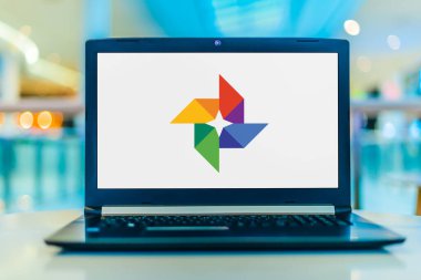 POZNAN, POL - 15 Mayıs 2020: Google Photos 'un logosunu gösteren dizüstü bilgisayar, Google tarafından geliştirilen fotoğraf paylaşım ve depolama hizmeti
