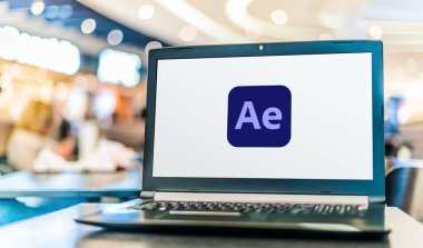 POZNAN, POL - 8 AUG 2020: Adobe After Effects 'un logosunu gösteren dizüstü bilgisayar, dijital görsel efektler, hareket grafikleri ve Adobe Systems tarafından geliştirilen birleştirme uygulaması