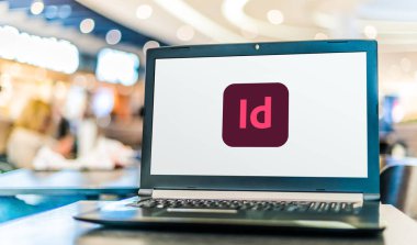 POZNAN, POL - 8 AUG 2020: Adobe Systems tarafından üretilen bir masaüstü yayıncılık ve dizgi yazılımı uygulaması olan Adobe InDesign 'in logosunu gösteren dizüstü bilgisayar