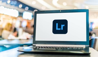 POZNAN, POL - 8 AUG 2020: Adobe Systems tarafından geliştirilen görüntü düzenleme ve görüntü işleme yazılımı ailesi Adobe Lightroom 'un logosunu gösteren dizüstü bilgisayar