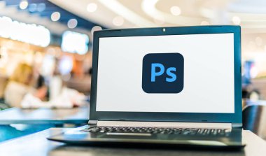 POZNAN, POL - 8 AUG 2020: Adobe Inc tarafından geliştirilen ve yayımlanan bir raster grafik editörü olan Adobe Photoshop 'un logosunu gösteren dizüstü bilgisayar