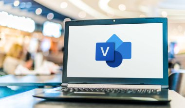 POZNAN, POL - 25 JUL 2020: Microsoft Office ailesinin bir parçası olan Microsoft Visio diyagramı ve vektör grafik uygulamasının logosunu gösteren dizüstü bilgisayar