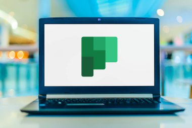 POZNAN, POL - 25 JUL 2020: Microsoft Office 365 platformunda mevcut bir planlama uygulaması olan Microsoft Planlayıcısının logosunu gösteren dizüstü bilgisayar