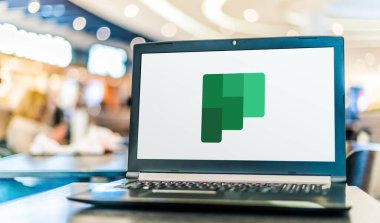 POZNAN, POL - 25 JUL 2020: Microsoft Office 365 platformunda mevcut bir planlama uygulaması olan Microsoft Planlayıcısının logosunu gösteren dizüstü bilgisayar