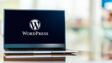 POZNAN, POL - 6 Şubat 2021: WordPress 'in logosunu gösteren dizüstü bilgisayar, PHP ile yazılmış ve MySQL veya MariaDB veritabanı ile eşleştirilmiş özgür ve açık kaynak içerik yönetim sistemi (CMS)