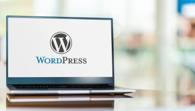 POZNAN, POL - 6 Şubat 2021: WordPress 'in logosunu gösteren dizüstü bilgisayar, PHP ile yazılmış ve MySQL veya MariaDB veritabanı ile eşleştirilmiş özgür ve açık kaynak içerik yönetim sistemi (CMS)