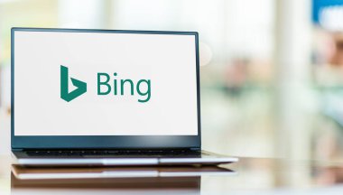 POZNAN, POL - SEP 23, 2020: Microsoft 'a ait ve işletilen bir web arama motoru olan Bing' in logosunu gösteren dizüstü bilgisayar