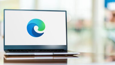 POZNAN, POL - SEP 23, 2020: Microsoft Edge 'in laptop görüntüleme logosu, Microsoft tarafından geliştirilen bir web tarayıcısı