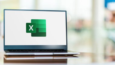 POZNAN, POL - SEP 23, 2020: Microsoft Excel 'in laptop görüntüleme logosu, Microsoft tarafından Windows, MacOS, Android ve iOS için geliştirilen bir hesap tablosu