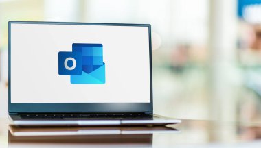 POZNAN, POL - SEP 23, 2020: Microsoft tarafından geliştirilen Office aile yazılımı ve hizmetlerinin bir parçası olan Microsoft Outlook programının logosunu gösteren dizüstü bilgisayar