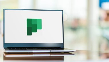 POZNAN, POL - SEP 23, 2020: Microsoft Office 365 platformunda mevcut bir planlama uygulaması olan Microsoft Planlayıcısının logosunu gösteren dizüstü bilgisayar