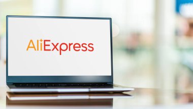 POZNAN, POL - SEP 23, 2020: Alibaba Group 'a ait, Çin merkezli çevrimiçi perakende satış servisi Alibaba Express' in logosunu gösteren dizüstü bilgisayar
