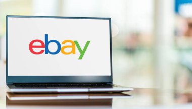 POZNAN, POL - SEP 23, 2020: Merkezi San Jose, Kaliforniya 'da bulunan çok uluslu bir e-ticaret şirketi olan eBay' in logosunu gösteren dizüstü bilgisayar