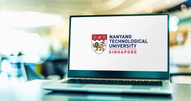 POZNAN, POL - APR 20, 2021: Singapur 'daki en eski ikinci devlet özerk araştırma üniversitesi olan Singapur' daki Nanyang Teknoloji Üniversitesi 'nin (NTU) logosunu gösteren dizüstü bilgisayar