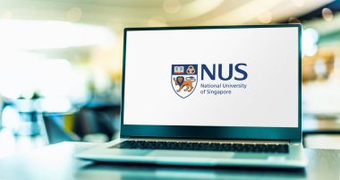 POZNAN, POL - APR 20, 2021: Singapur Ulusal Araştırma Üniversitesi 'nin (NUS) logosunu gösteren dizüstü bilgisayar