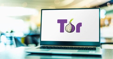 POZNAN, POL - APR 15, 2021: Tor 'un logosunu gösteren dizüstü bilgisayar, anonim iletişimi sağlayan yazılım