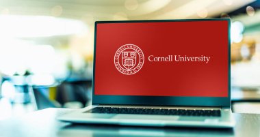 POZNAN, POL - 20 APR 2021: Cornell Üniversitesi 'nin özel, yasal, Ivy League ve Ithaca, New York' taki arazi araştırma üniversitesinin logosunu gösteren bilgisayar