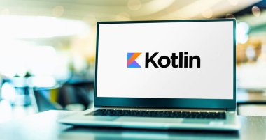 POZNAN, POL - APR 15, 2021: Kotlin 'in logosunu gösteren dizüstü bilgisayar, durağan, genel amaçlı, tip çıkarımlı bir programlama dili