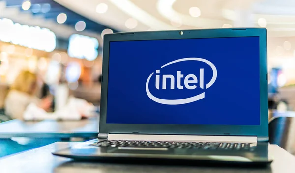 Poznan Pol Apr 2020 Computador Portátil Exibindo Logotipo Intel Uma — Fotografia de Stock