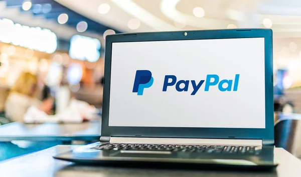 Poznan Pol Április 2020 Laptop Számítógép Megjeleníti Paypal Logóját Egy — Stock Fotó