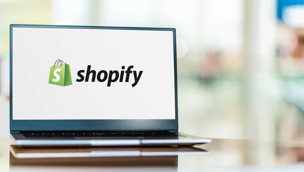 Poznan Pol Feb 2021 Комп Ютер Laptop Демонструє Логотип Shopify — стокове фото