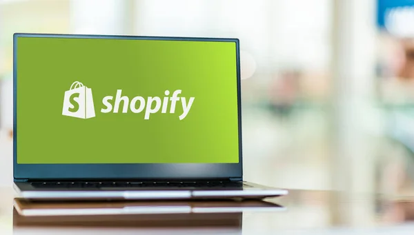 Poznan Pol Feb 2021 Computer Portatile Che Mostra Logo Shopify — Foto Stock